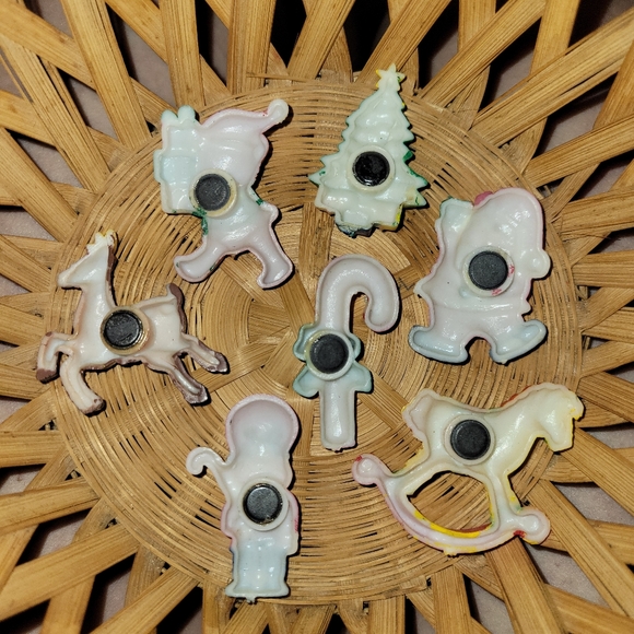 Vtg 80s red green Christmas characters seven pc mini magnet set holiday bundle - Picture 5 of 17